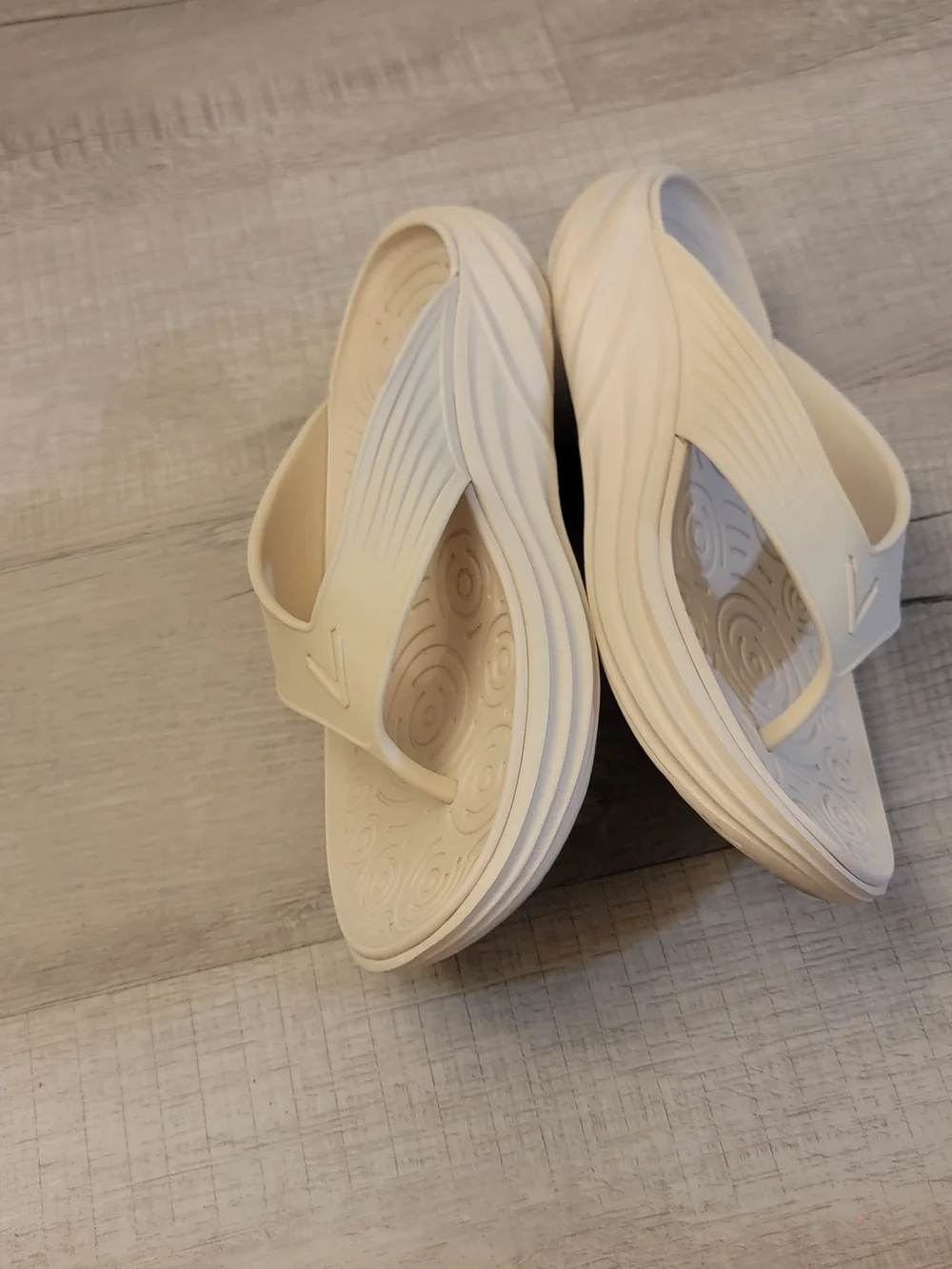 Vionic Men’s Cream Foam Comfort Flip Flops